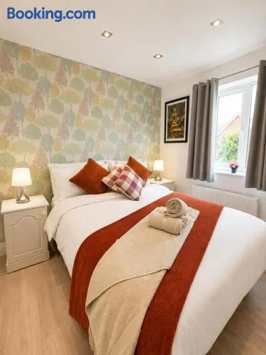 5 Bedrooms Luxurious Home in Derby City Centre ,Darley Abbey FREE PARKING - Image 1