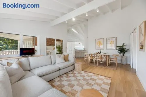 Stylish & Central Coastal Apartment - Image 1