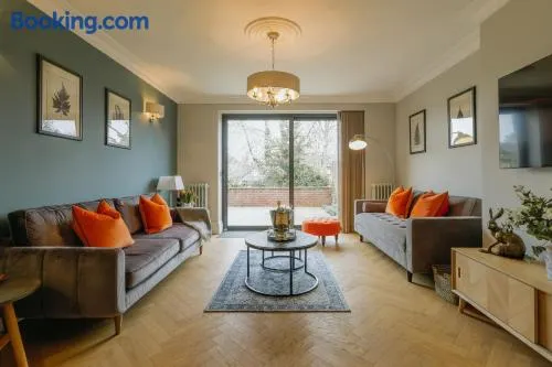 Luxury 3-Bed Apartment - Spacious, Stylish Stay - Image 1