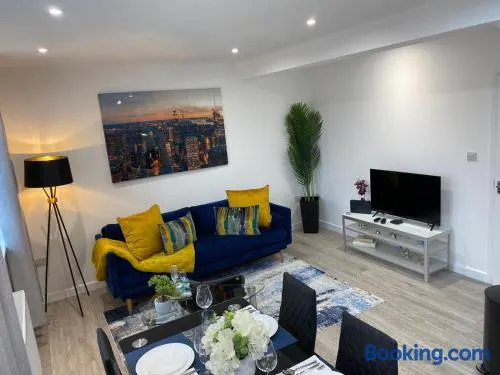 Stylish Apartment in Watford - Image 1