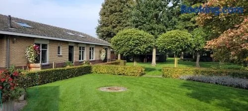 Wellness bungalow met privésauna en hot tub - Glamping aan de Maas - Image 1