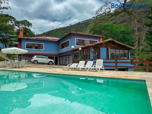 Teresopolis casa ampla em clube com piscina - Image 1
