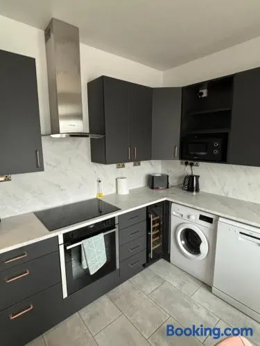 Basin Road 2 Bed House - Image 1