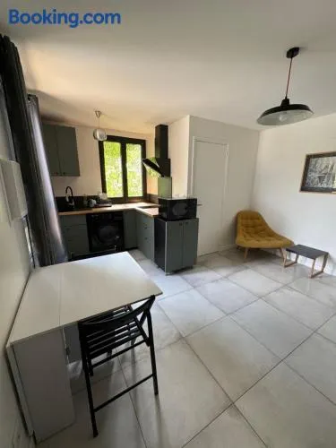 Small house in Sèvres - Image 1