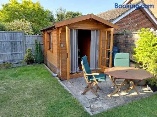 Heidi's Hideaway, Quirky wood cabin in Petersfield - Image 1