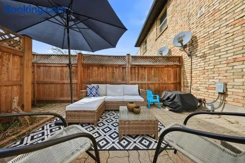 Townhome with Parking Ideal for Longer Stays - Image 1