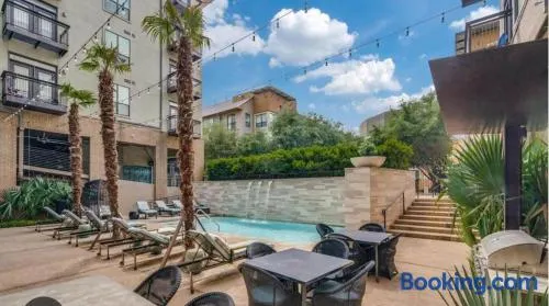 Cozy 1,100sf apartment in the heart of Legacy - Image 1