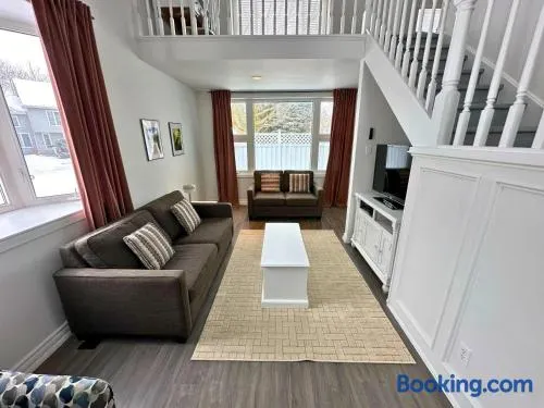 Family Townhome with outdoor pool access - Image 1