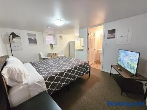 Modern 1BR at Downtown - Image 1