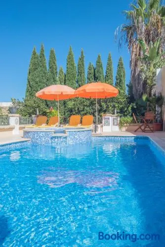 Central villa flatlet with pool - free parking and WiFi - Image 1
