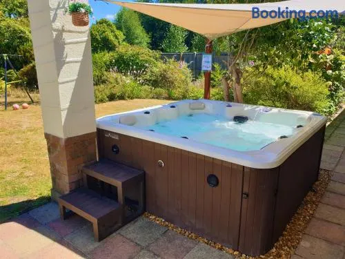 Lions Lodge- Great location with hot tub - Image 1