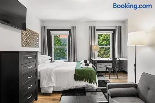 Cozy 1BR Center City Retreat with Free Parking - Image 1