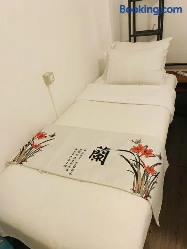 Huawei Private room & Single bed with host & 1 min to Metro - Later Check-in After at 19 - I do not like people do not respect the time - no people do not come back for sleep before midnight 24 - no book - LGBT friendly - Image 1