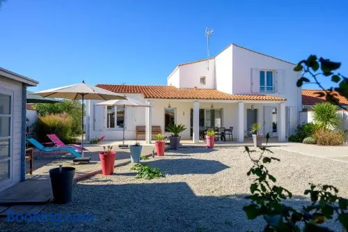 Beautiful family house with a large terrace - Image 1