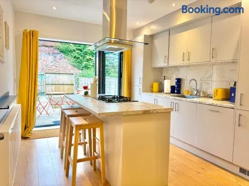 Beautiful 3 Bed House in Altrincham with Free Parking - Image 1