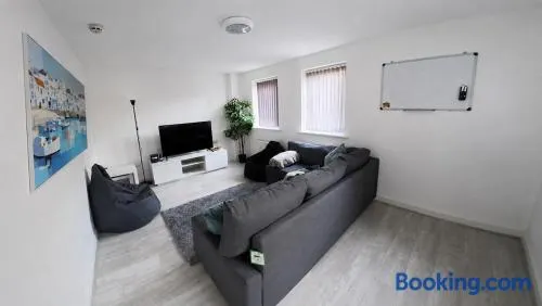 Spacious 3-Bed Modern Home in Dartford - Image 1