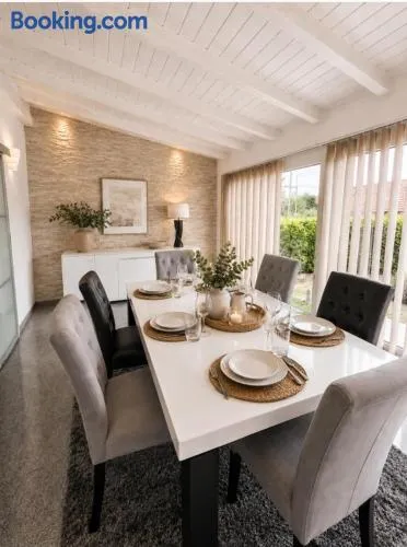 Villa prestige, jardin privé, parkings sécurisés, jacuzzi en option - Image 1