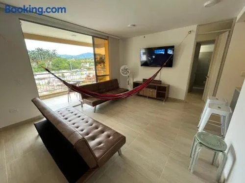 Apartamento con piscina y parqueadero a 7 min del centro - Image 1