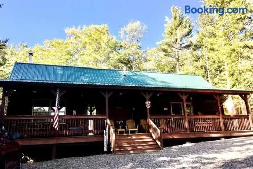Mountain-Top-Hideaway Stay in a log cabin on a private rd! Swim, hike, explore a true mountain experience - Image 1