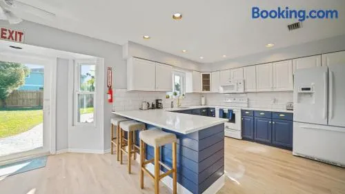 Jacksonville Beach Home - Walk to Beach, Bars & Restaurants - Pet Friendly - Image 1