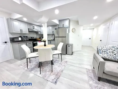 Modern 2BR Suite Private Entrance Parking New - Image 1