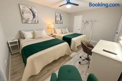 2BR King and Queen beds Games Stadium 6Flags Airport - Image 1