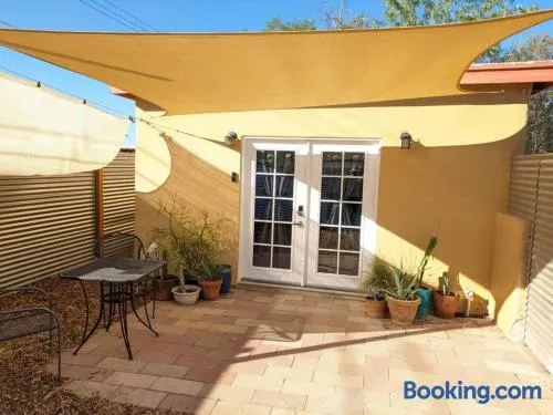 Guesthouse w/ private access and patio - Image 1