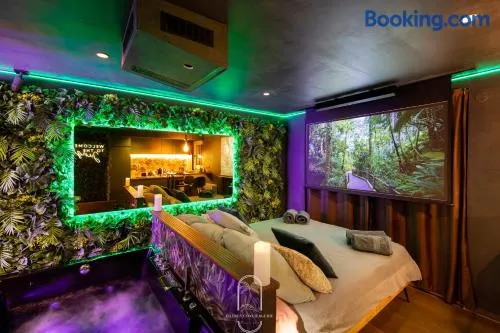 Jungle Love Room Balnéo/cinéma By HC - Image 1