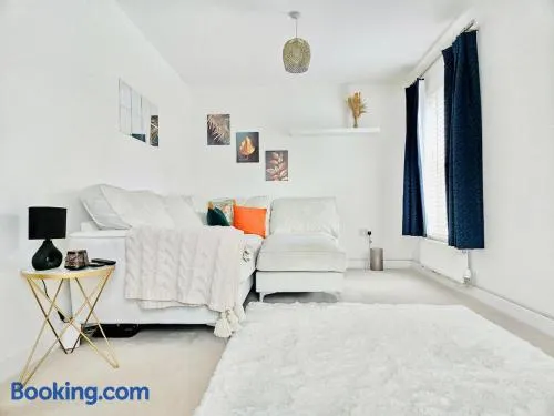 Modern 3-Bed plus Office - Walk to Bicester Village - Image 1