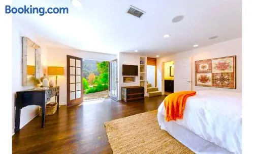 Hollywood Hills Spa Retreat Oasis with Tree Top Views, Private Jacuzzi Style Tub, Steam Room, Magical Half Acre Acre Garden and Patio, Free Parking for 2 cars, in LA's most Serene, Central Desirable Area - Image 1