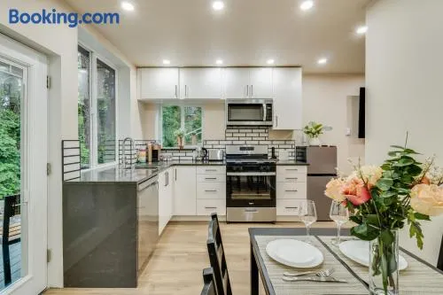 Beautiful place with a great location, free parking, WiFi & large TV. - Image 1