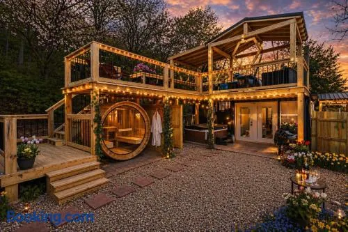 Lux Cabin with Sauna, Hot Tub & Rooftop Firepit - Image 1