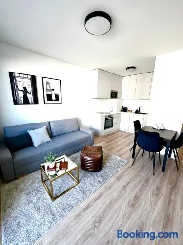 Apartmán s klimatizáciou a balkónom pri letisku BTS - Image 1