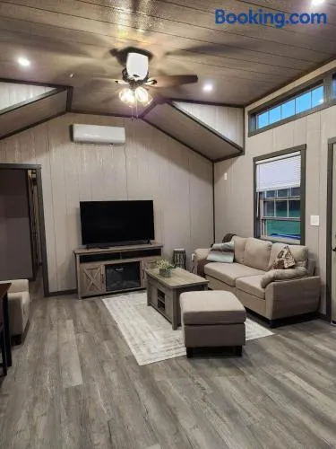 Prairieview Cabin - with Hot Tub - Image 1