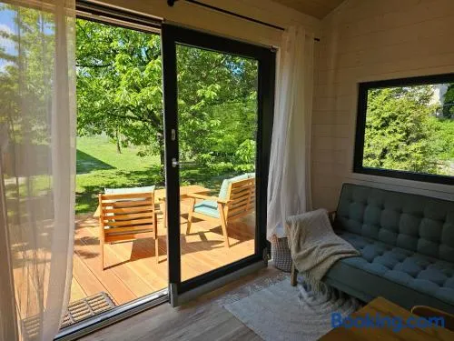 Modernes TinyHouse mit Klimaanlage in privater Atmosphäre - Image 1