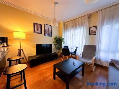 Apartamento con garaje, céntrico y luminoso - Image 1