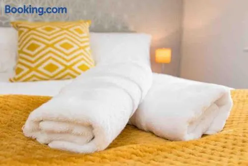#Cloudstays Birmingham - City Getaway - 2 Lakes - Ideal For Couples Groups & Contractors - Image 1