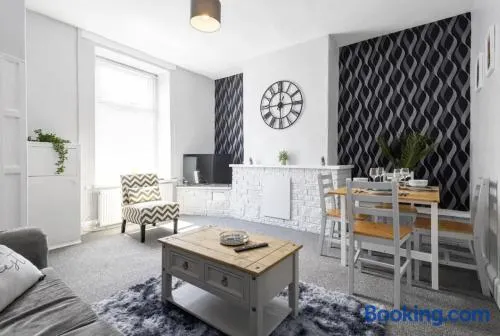 Cosy 2 Bed House for Contractors - Image 1