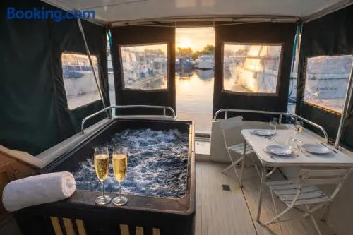 Escapade en Bateau terrasse mini spa option payante - Image 1