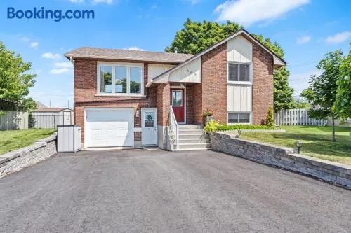 Cozy 3 Bedroom Home in Kingston, Ontario - Image 1