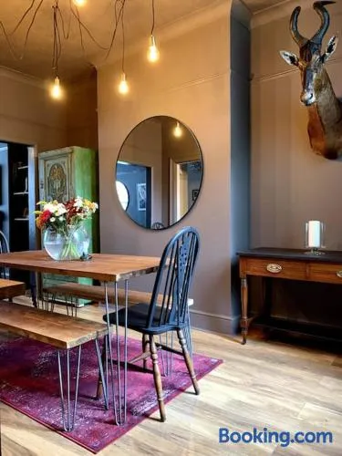 Chic Townhouse near Tunnels Beaches Ilfracombe - Image 1