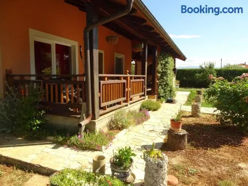 Casa vacacional con barbacoa, terraza y jardín - Image 1