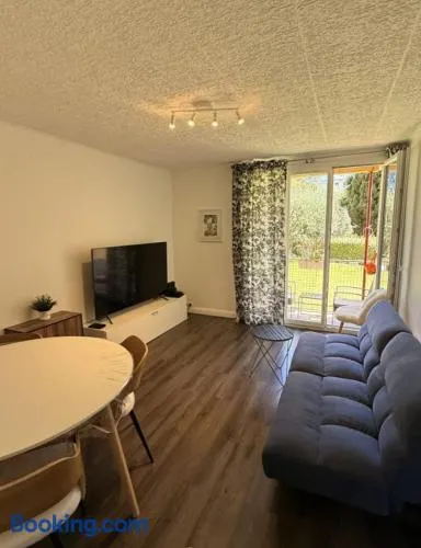 Peaceful Nice Apartment Garden View 20 min from beach - Image 1
