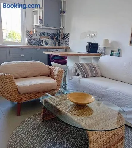 Detached renovated cottage with a garden 3 min walk from the beach - Image 1