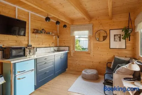 Scandi Style Cabin in Bideford Private Parking - Image 1