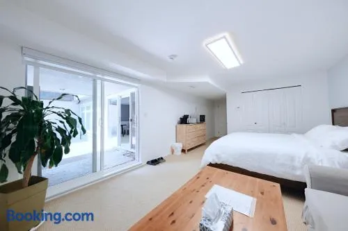 Cozy King Suite Near Ferry & Beach - Image 1