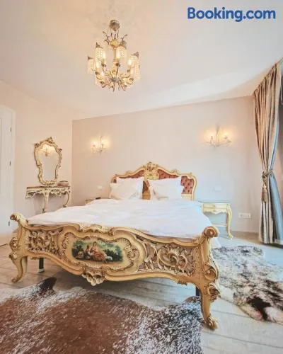 Amor Tirol Bușteni - Image 1