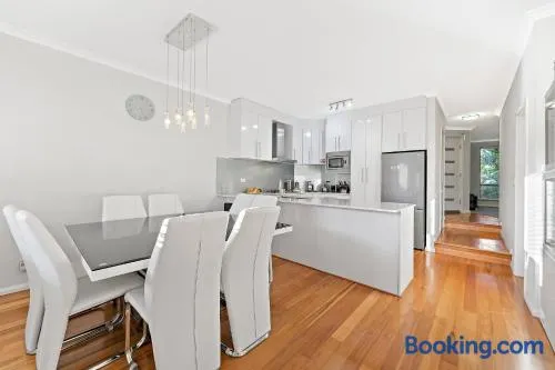 Modern Scarborough Townhouse - Image 1