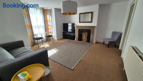 Spacious Central Reading Flat, 2 Double Beds, Wi-Fi, Parking - Image 1