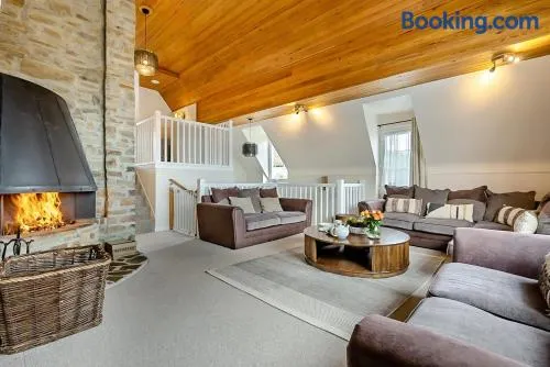 6 Bed in Hersham oc-t29211 - Image 1